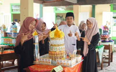 Kreativitas Siswa dalam Lomba Tumpeng Snack Peringatan Maulid Nabi